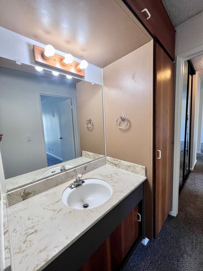 Building Photo - Large sunny 1 bedroom with lush courtyard ...