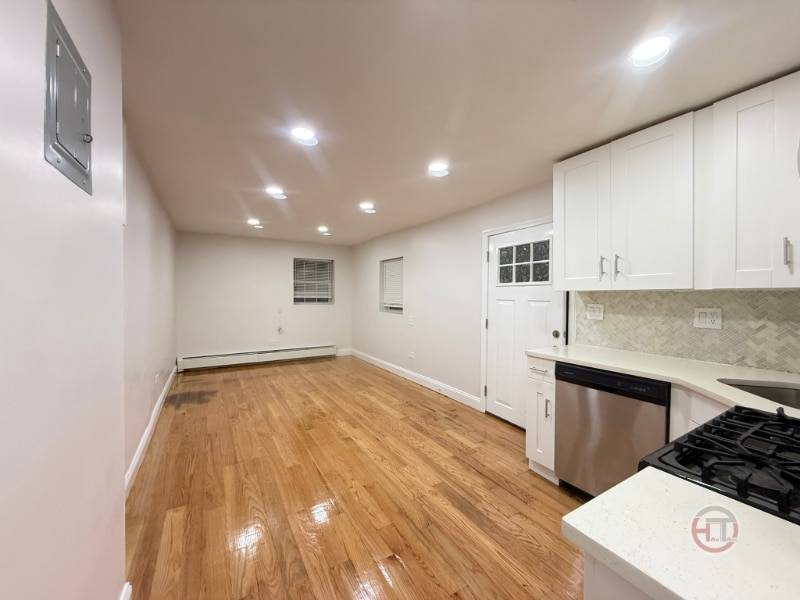 Building Photo - 1720 Williamsbridge Rd