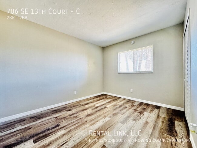 Building Photo - 706 SE 13th Ct