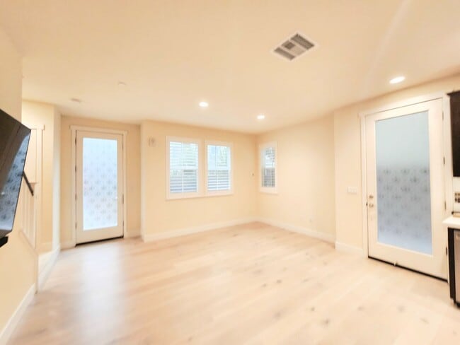 Building Photo - Modern 3 bed 2.5 bath townhome