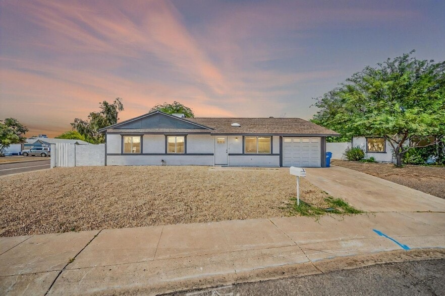 Primary Photo - 3330 E Gelding Dr