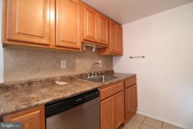 Building Photo - 515 S 12th St