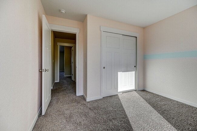 Building Photo - HUGE SIX (6!!!) BD HOME IN LORSON RANCH!