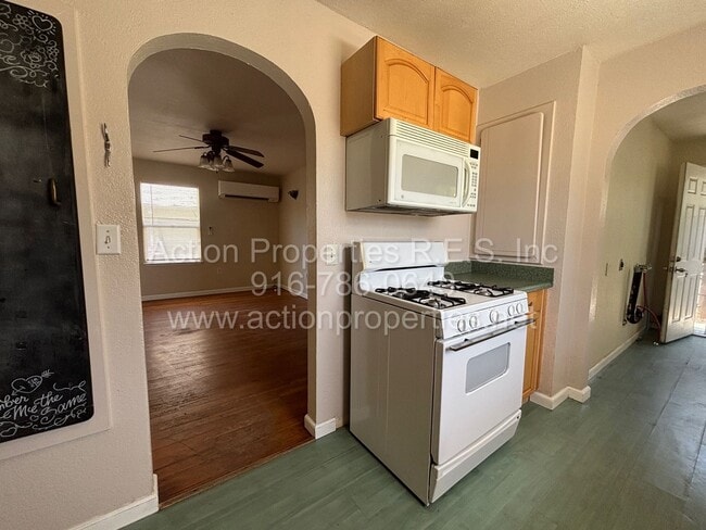 Building Photo - Charming 1 Bed, 1 Bath Home - Private Back...