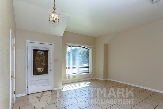 Building Photo - 800 Silver Creek Dr