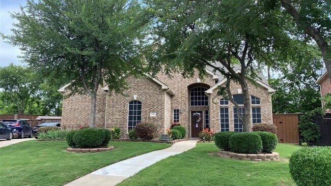 Building Photo - 617 Main St