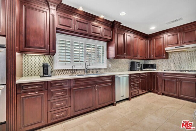 Building Photo - 326 N Doheny Dr