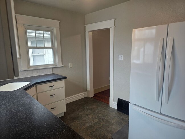 Building Photo - 3-Bedroom, 1-Bathroom Home with Basement & Garage – $1,375/Month | Accepting Section 8