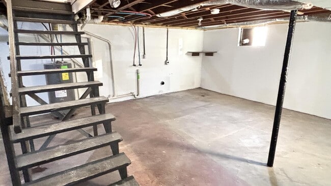 Building Photo - 331 N Maple St