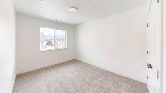 Building Photo - New Townhome For Rent in Highridge Mountai...