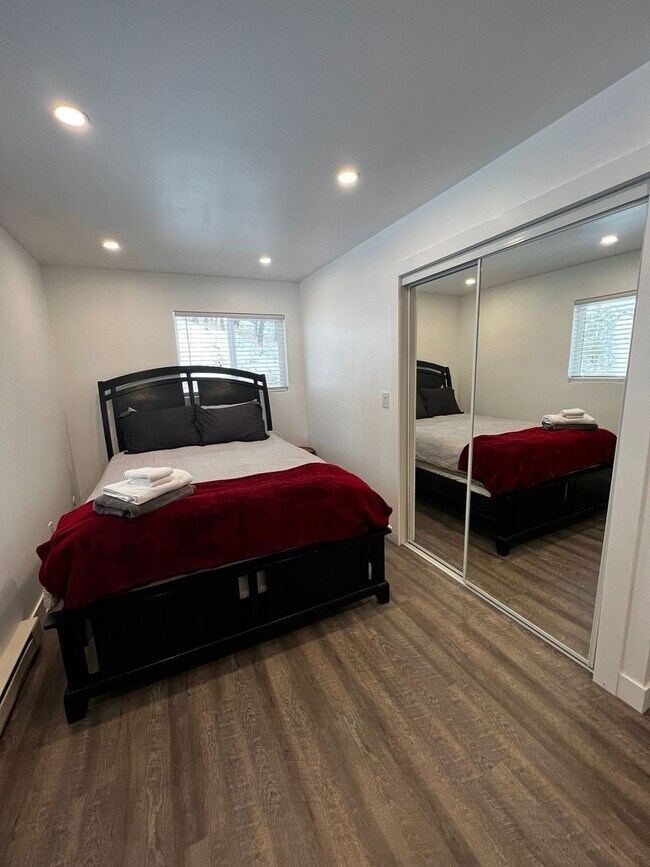 Building Photo - Spacious 4-bedroom + study home; Includes Hot tub and Pool Table - Avail. Now!