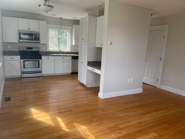 Building Photo - 144 Hollett St