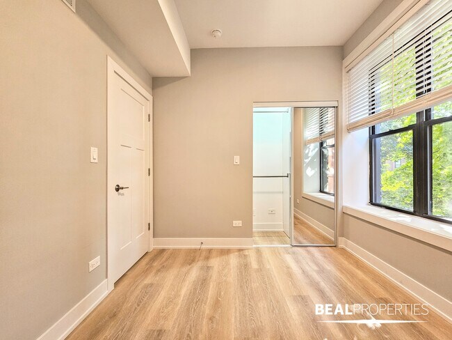 Building Photo - 438 W Belden Ave