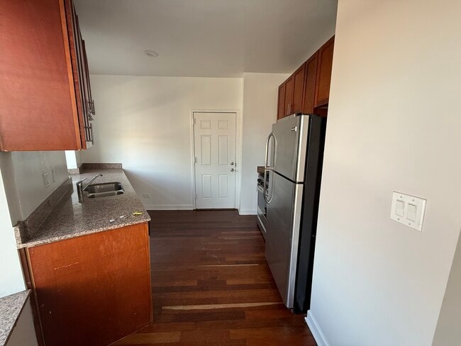 Building Photo - 2048 W Touhy Ave