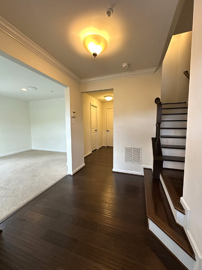 Building Photo - LEASE PENDING! Three-Floor End Unit Townho...