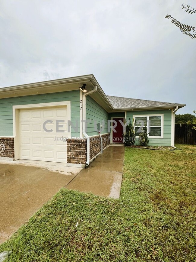 Building Photo - 212 Lasso Cir