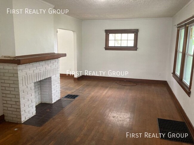 Building Photo - 1324 W Fairview Ave