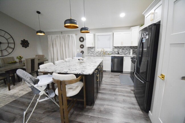 Building Photo - 5 Bed | 3 Bath | Luxury Living at Its Finest