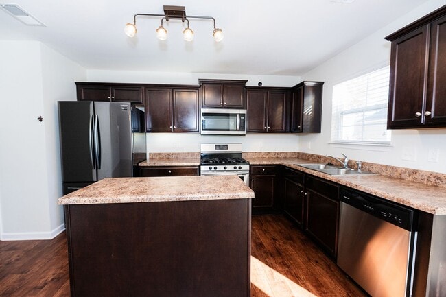 Building Photo - Beautifully 4-bedroom, 2.5-bathroom spacio...