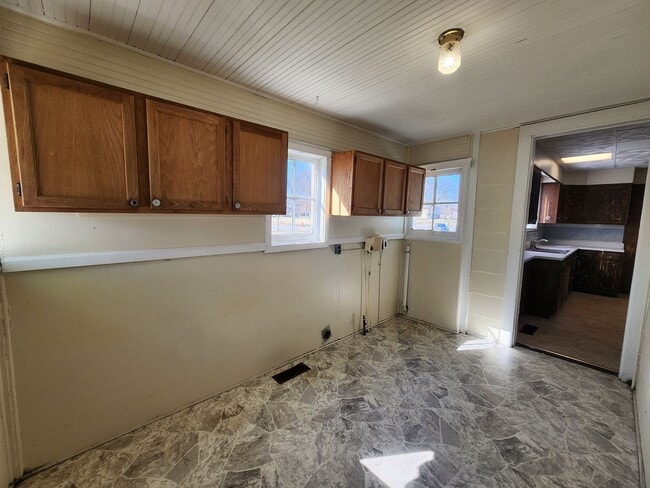 Building Photo - 3 Bedroom House w/Detached Garage!!!