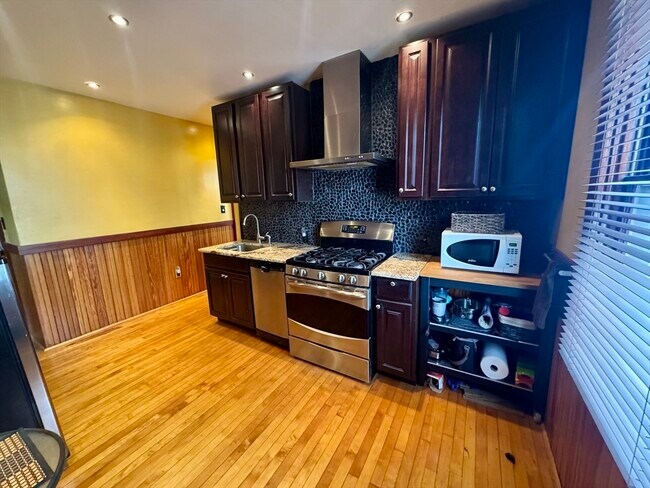 Building Photo - 52 Hussey St