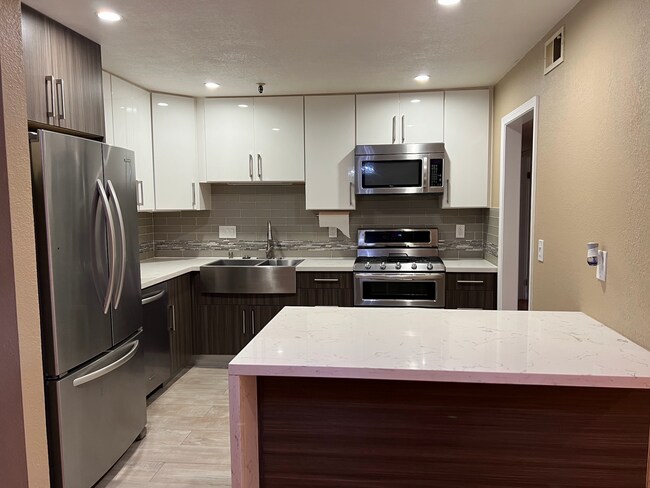 Building Photo - Spacious 3 Bed 2 Bath Condo Located in Desirable Mountain View Location
