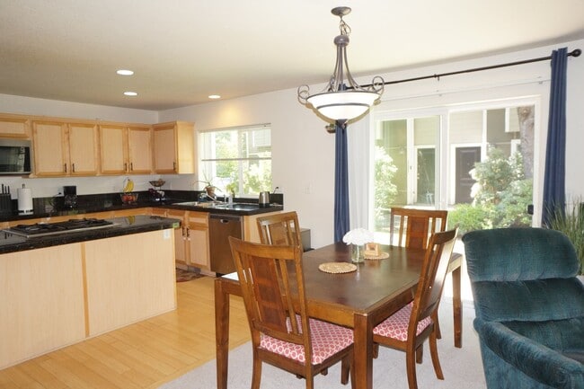 Building Photo - Beautiful Beaverton Townhouse