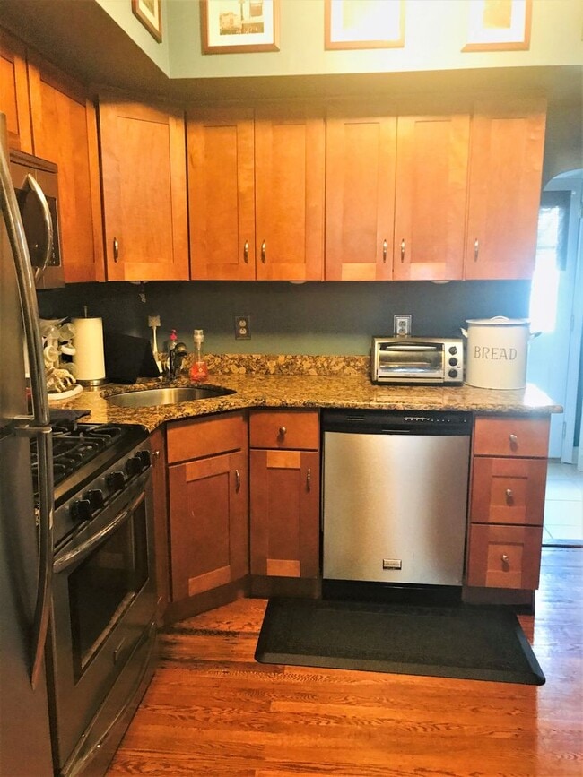 Building Photo - Gorgeous 3-Bed Townhome in Whitman! Available mid-July!