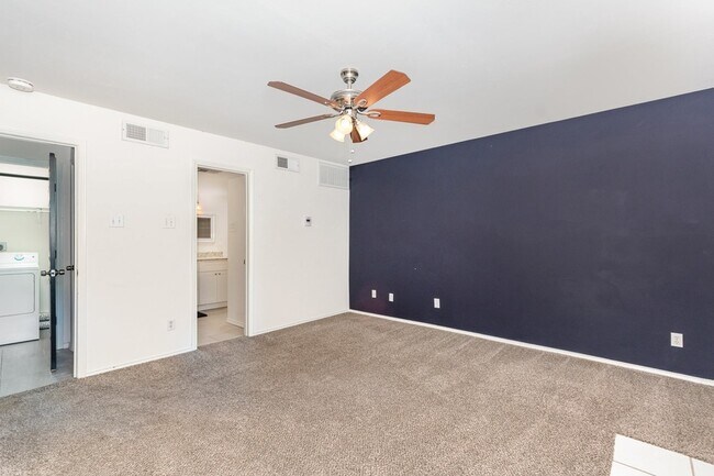 Building Photo - 8750 Park Ln
