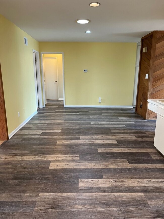 Building Photo - Spacious Mid Century VIEW Home