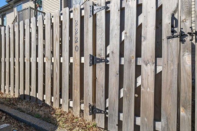 Building Photo - Great Location!