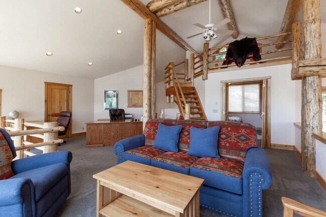 Building Photo - 7855 Pine Tree Rd
