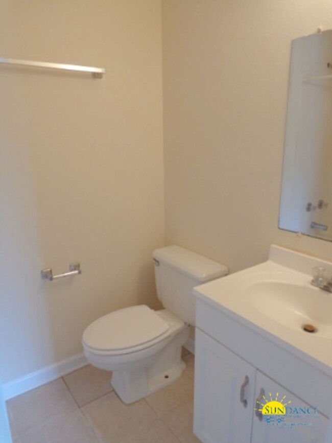 Building Photo - Large newly painted 2Bed/2.5 bath located ...