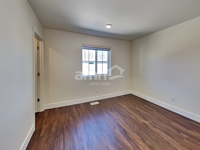 Building Photo - 390 Smith Dr