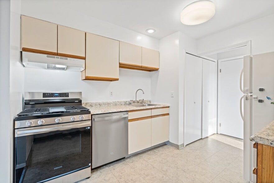 Building Photo - 15 Hillcrest Ave