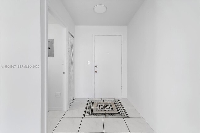 Building Photo - 2642 Collins Ave