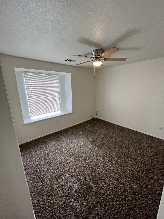 Building Photo - 2146 Fernwood Dr