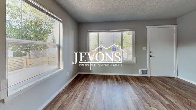 Building Photo - Inviting 2-bedroom 4-plex near Pritchard I...
