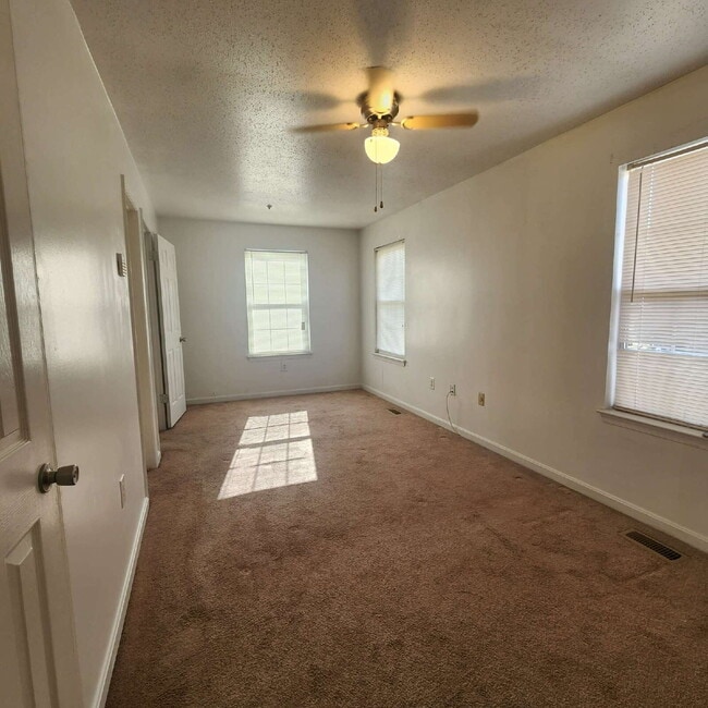 Building Photo - "Charming 3-Bed Townhouse with Finished Ba...