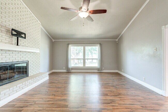 Building Photo - Renovated Three-Bedroom home in Central Lu...