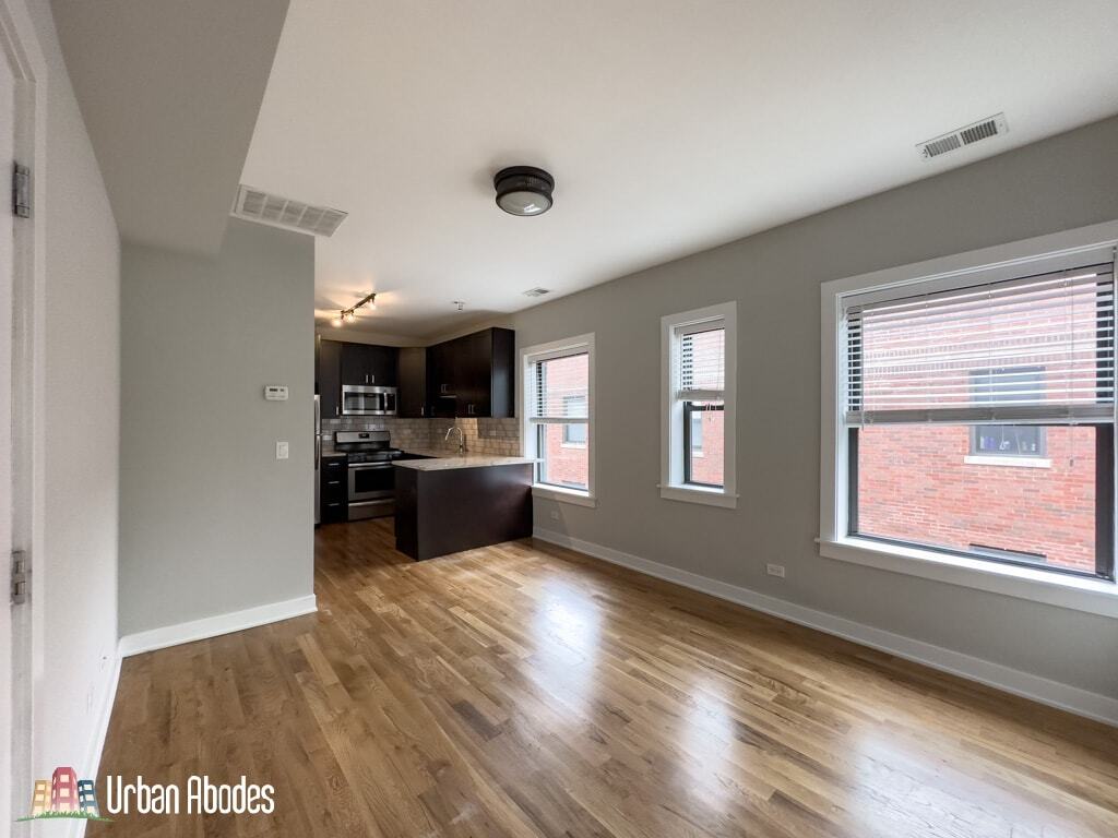 Building Photo - 2206 W Eastwood Ave