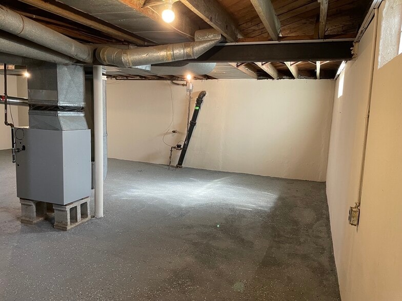 Building Photo - 318 Russell St