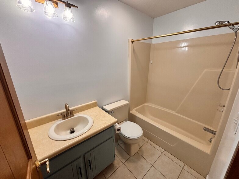 Building Photo - 710 S Shore Ct