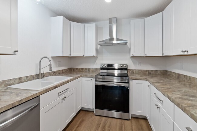 Building Photo - MOVE IN SPECIAL- Beautiful Newly Renovated 2/1 Duplex in St. Cloud - No HOA