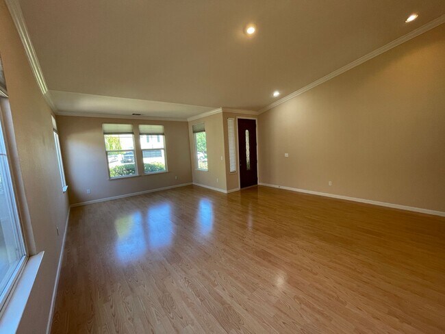 Building Photo - Beautiful Green Valley Home