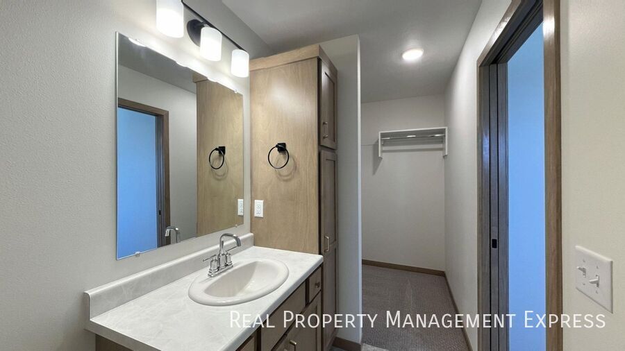 Building Photo - Free Yard Maintenance! 3 Bed 2.5 Bath Town...