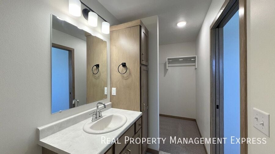 Building Photo - Modern 3 Bed 2.5 Bath Townhome Located in ...