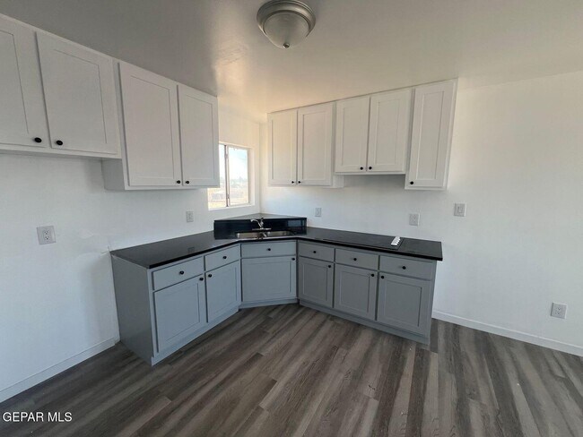 Building Photo - 530 S Yarbrough Dr