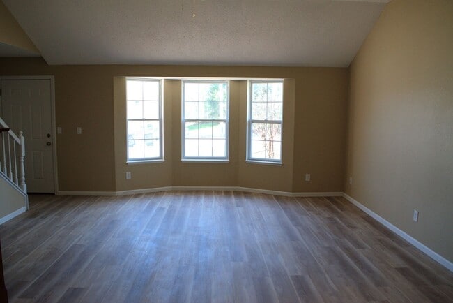 Building Photo - 1309-1311 Godas