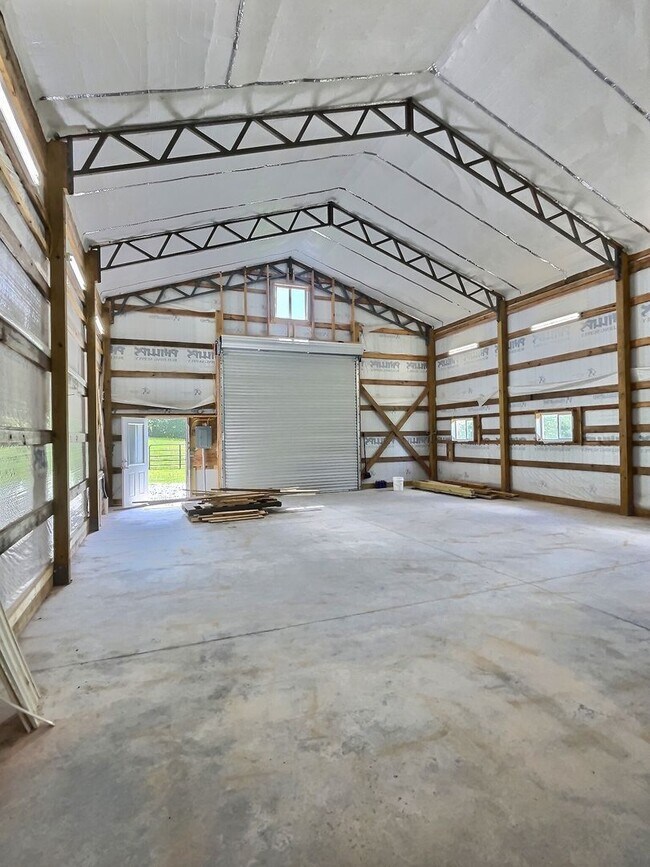 Building Photo - 3 BD Home with 30 x 40 Shop with Four 10 x 12 Attached Stalls